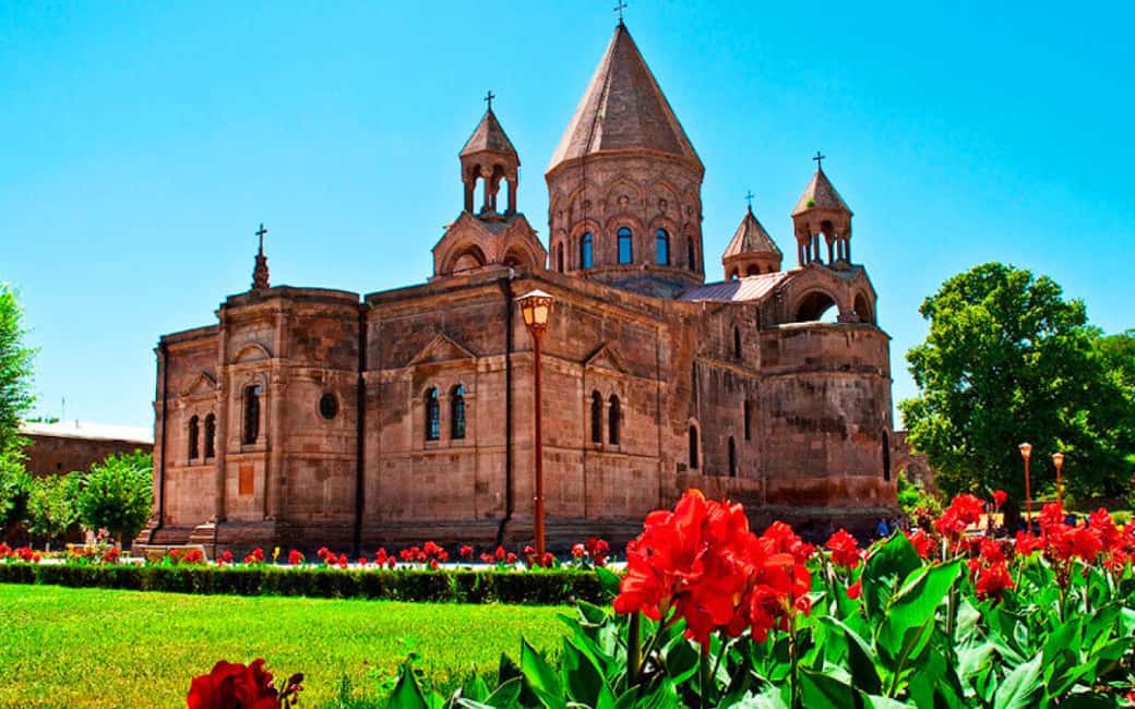 From Yerevan: Echmiadzin cathedral and Zvartnots temple - Key points at a glance