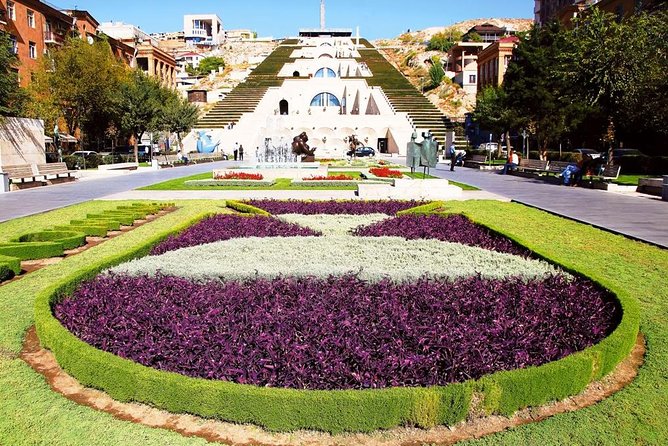 Private sightseeing and walking tour in Yerevan - Swan Lake: a brief pause in central Yerevan