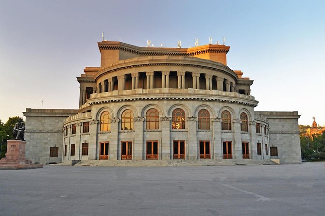 Private sightseeing and walking tour in Yerevan - Parliament and Victory Park: two different views of the capital