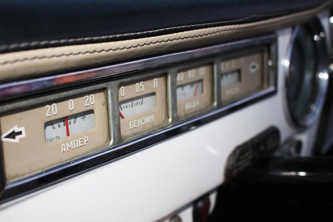 Yerevan city tour with drinks in a classic car with photography - Vernissage Market: a fast introduction to local shopping
